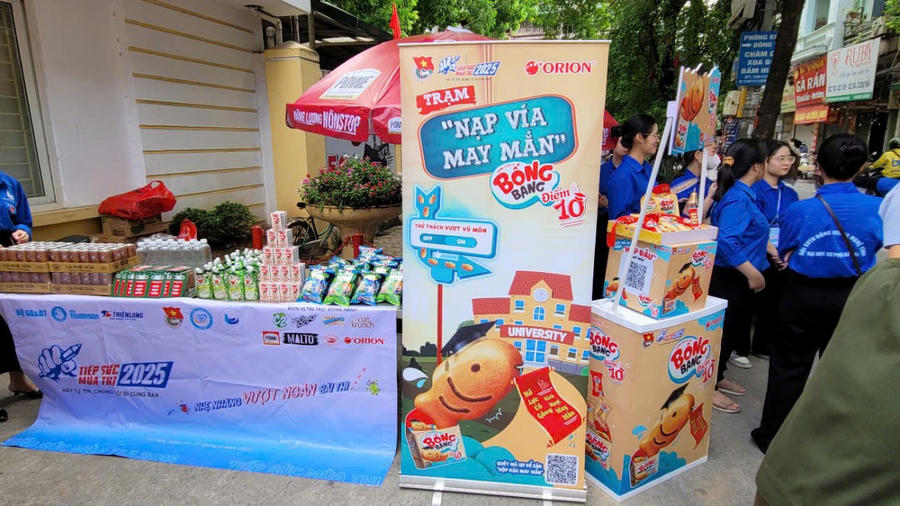 Bánh kẹo, nước uống đã được sinh viên tình nguyện chuẩn bị chu đáo để tiếp sức cho các sĩ tử, cùng phụ huynh học sinh đưa con đi thi. (Ảnh: Phạm Duy)