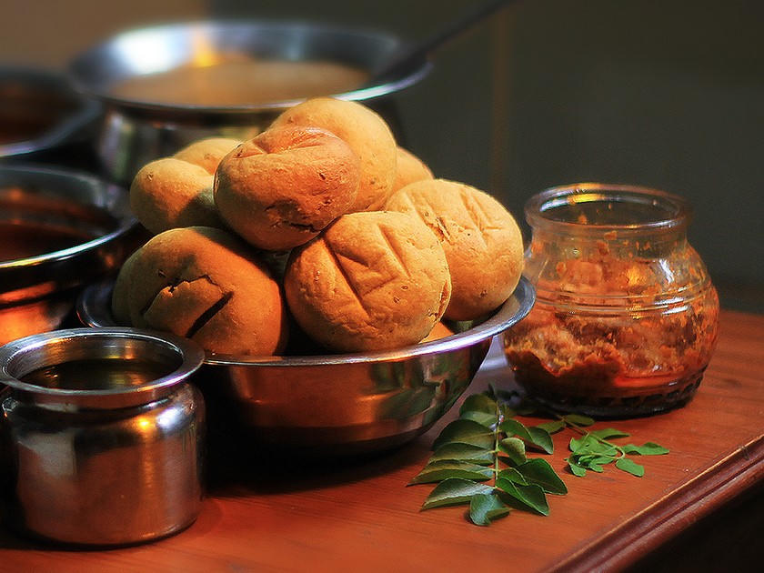 Món baati (loại bánh mì không men).