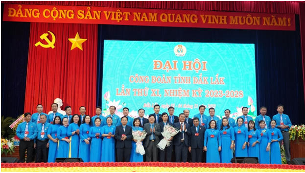 Đại diện Tổng LĐLĐ Việt Nam và lãnh đạo Tỉnh ủy tặng hoa chúc mừng BCH LĐLĐ tỉnh khóa XI.