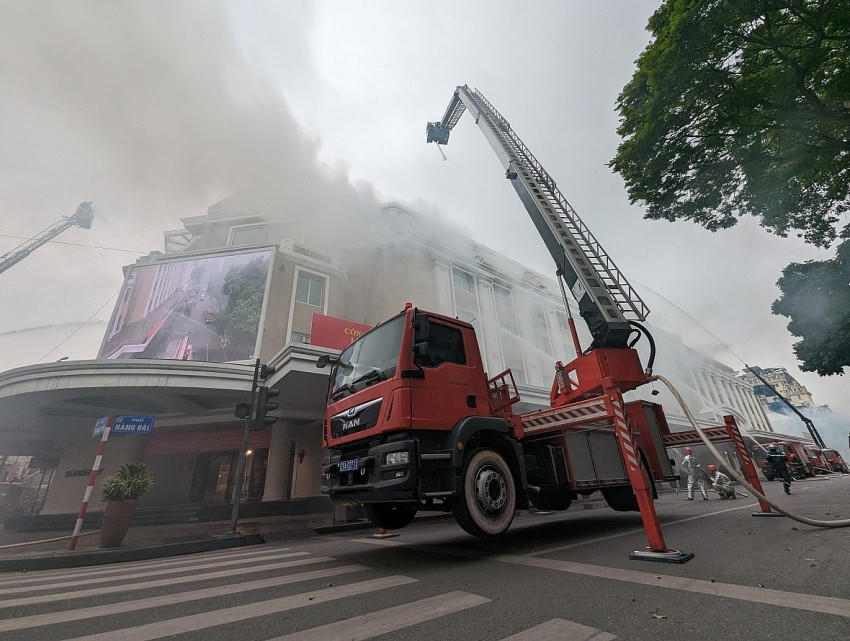 Huy động xe thang cứu người trên tầng cao tại buổi diễn tập.