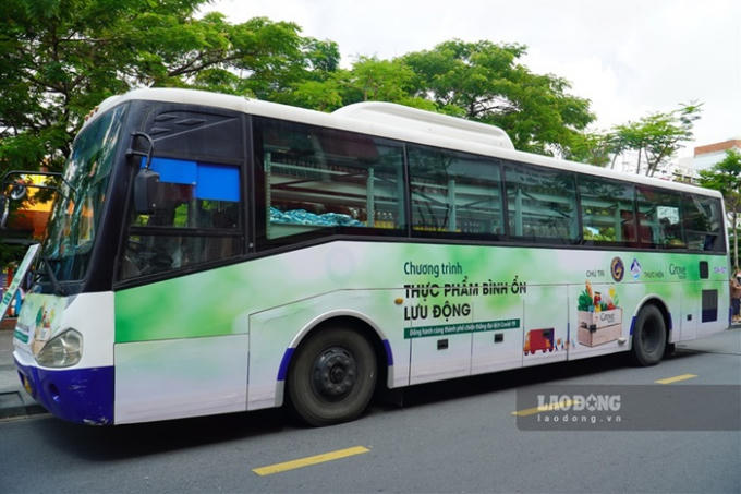 Ngày 11.8, nhiều người tại Quận 4, TPHCM hồ hởi khi được mua thịt, rau tươi, trái cây… với giá bình ổn thông qua siêu thị trên xe buýt.