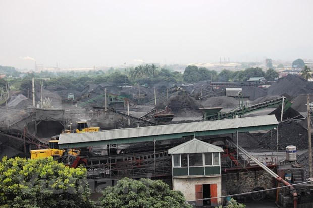 Một bãi tập kết, sàng tuyển xít, than nằm ven sông Kinh Thầy, trên địa bàn huyện Kinh Môn, tỉnh Hải Dương. (Ảnh: P.V/Vietnam+)