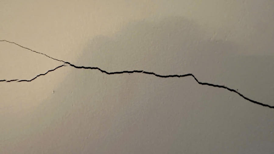 Vết nứt lớn xuất trên tường nhà của anh Đào Ngọc Mạnh