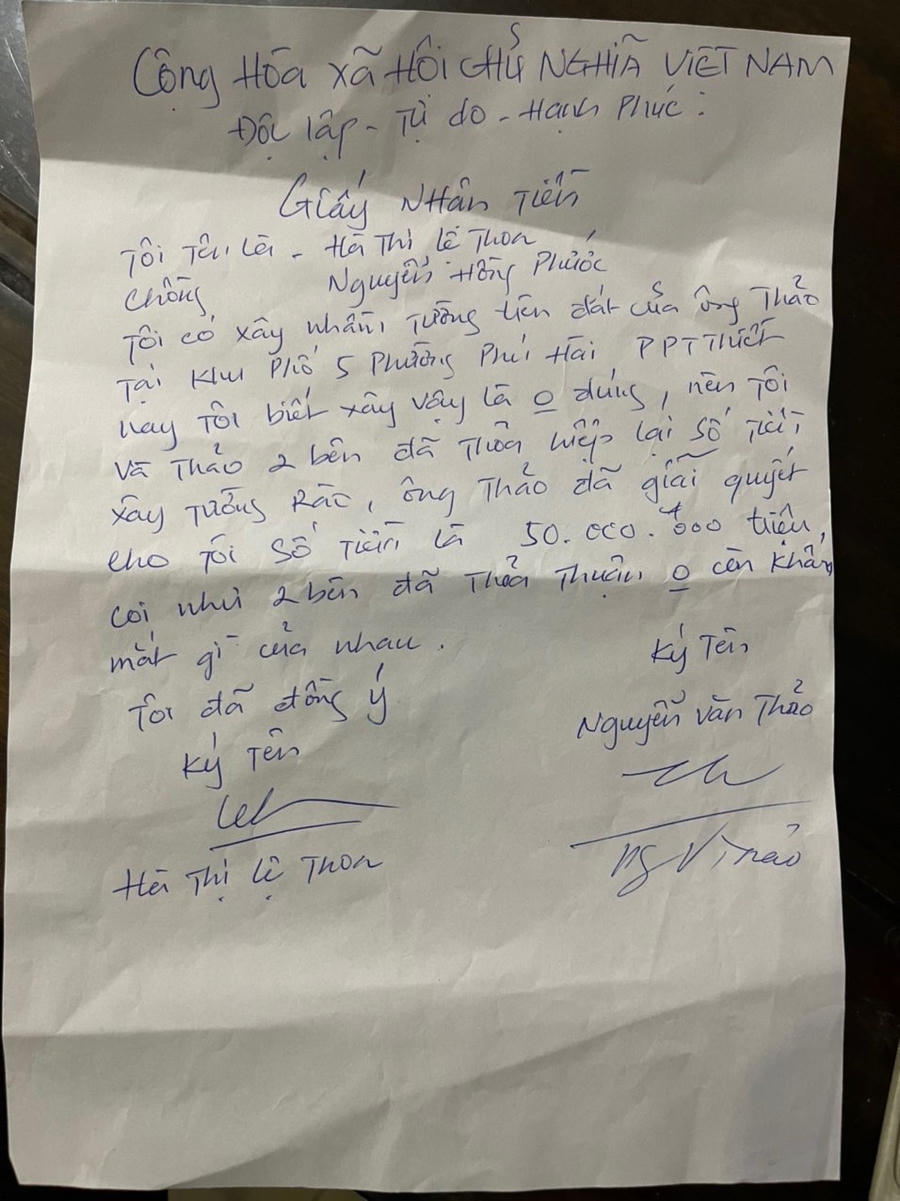 Giấy nhận tiền của bà Thoa (vợ ông Phước) thừa nhận xây nhầm tường trên đất của ông Thảo và xin lỗi, xin nhận tiền với cam kết không còn khúc mắc gì nữa.
