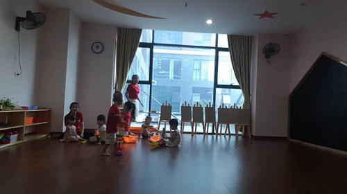 Mặc dù chưa được cấp phép hoạt động nhưng trường mầm non quốc tế Việt Anh đã tổ chức tuyển sinh. (Ảnh cắt từ clip).