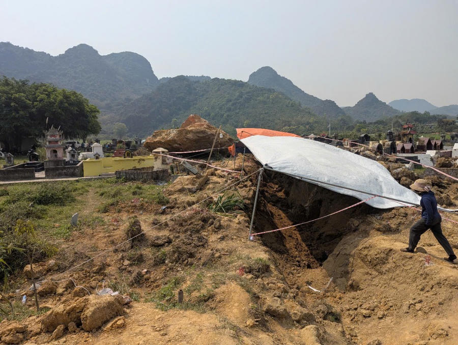 Hình ảnh rãnh sâu hằn dưới chân núi, được cho là nơi tảng đá lớn đã lăn qua .