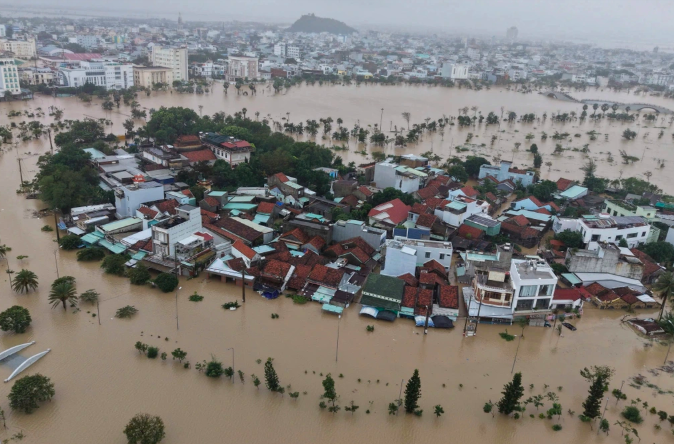 Mưa lũ kéo dài khiến hàng chục nghìn ngôi nhà tại Đắk Lắk ngập sâu trong nước. Ảnh: Dân Trí.
