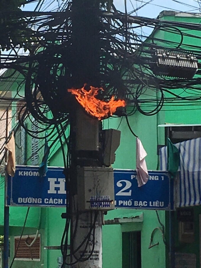 Cột điện đang bốc cháy.