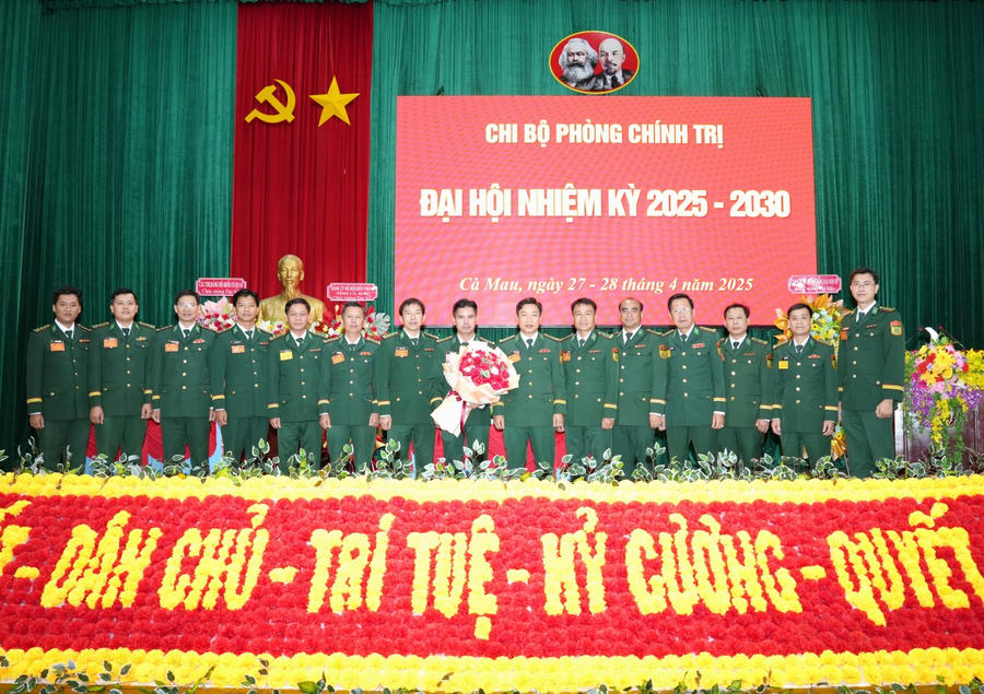 Đại tá Phạm Minh Giang - Tỉnh ủy viên, Bí thư Đảng ủy, Chính ủy BĐBP tỉnh Cà Mau, tặng hoa chuc mừng Cấp ủy Chi bộ Phòng Chính trị (nhiệm kỳ 2025 – 2030).