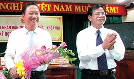 Ông Huỳnh Minh Chắc chúc mừng ông Trịnh Xuân Thanh được HĐND bầu làm Phó chủ tịch UBND tỉnh Hậu Giang vào tháng 5/2015. Ảnh: Báo Hậu Giang.