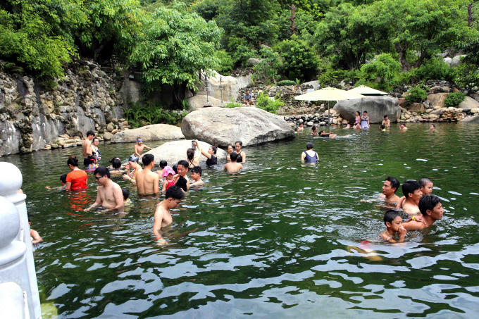 Du khách đầm mình trong dòng nước mát lạnh ở khu công viên nước, hồ bơi hay dưới dòng khoáng nóng lộ thiên tại Long Huyệt Hồ, con đường ven suối...
