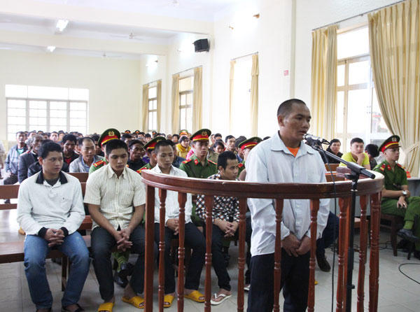 Các bị cáo tại phiên tòa. (Ảnh: Báo Lâm Đồng)