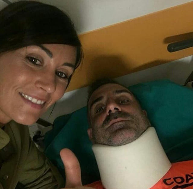 Thủ thành Sorrentino và vợ trong bệnh viện.