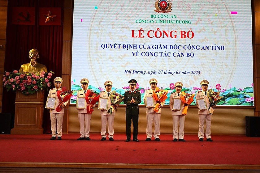 Đồng chí Giám đốc Công an tỉnh trao quyết định nghỉ công tác hưởng chế độ hưu trí đối với 06 đồng chí lãnh đạo cấp phòng.