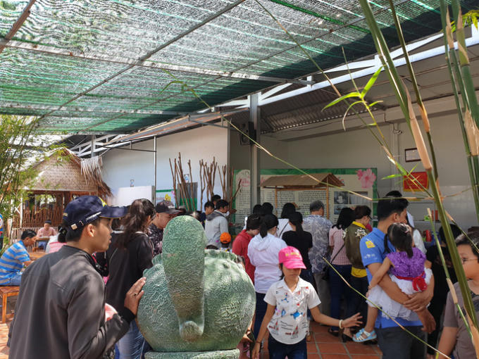 Đông đảo du khách đến tham quan, thưởng thức bánh dân gian