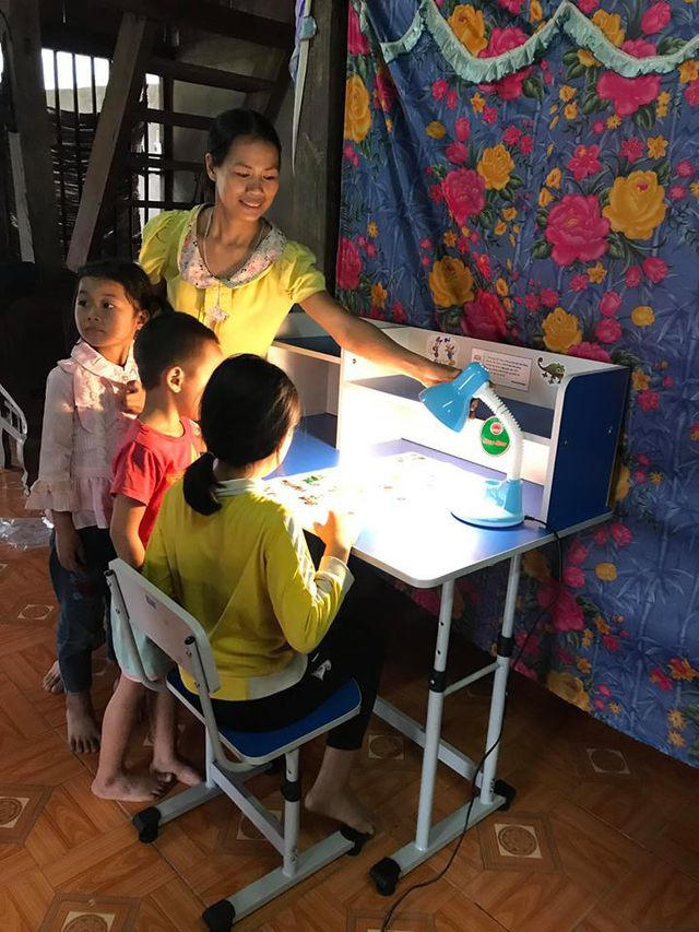 Các em học sinh tại Vị Xuyên háo hức với bàn học mới