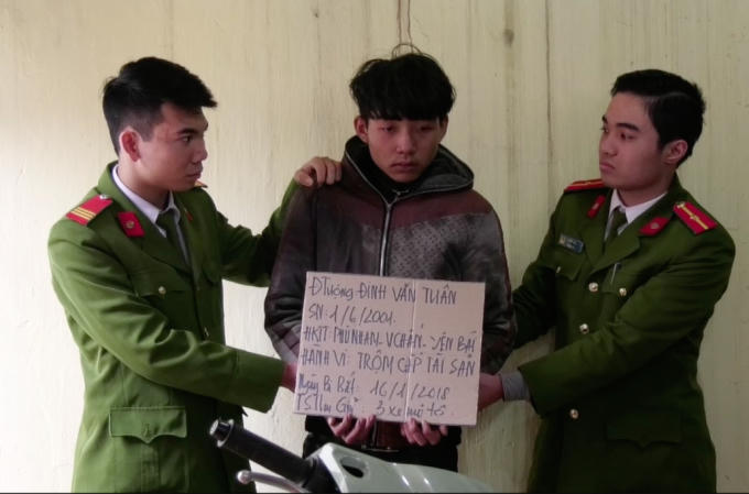Đối tượng Đinh Văn Tuân (SN 2001) trú tại huyện Văn Chấn, tỉnh Yên Bái tại cơ quan công an.
