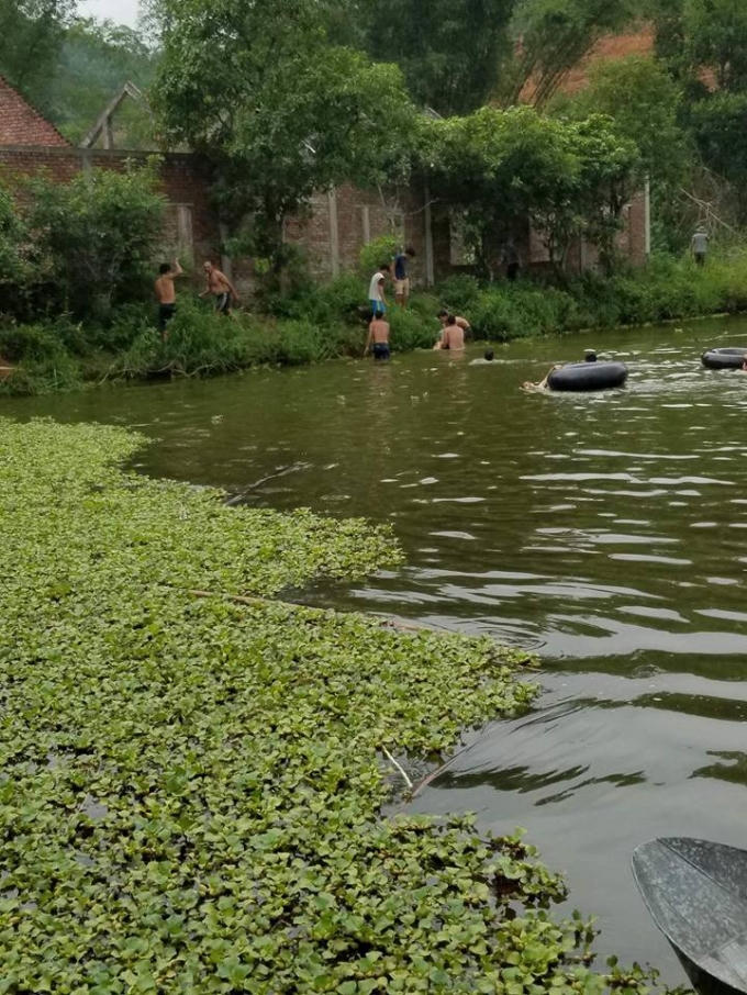 Hiện trường vụ tai nạn đuối nước thương tâm khiến 2 bố con tử vong.