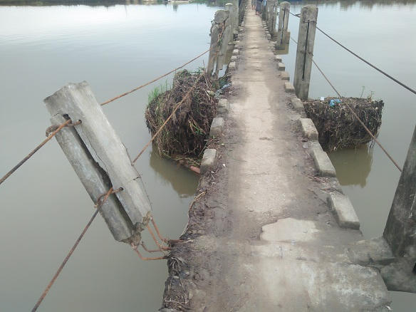 Hiện cầu đã hư hỏng, xuống cấp rất nguy hiểm cho người dân lưu thông qua lại.