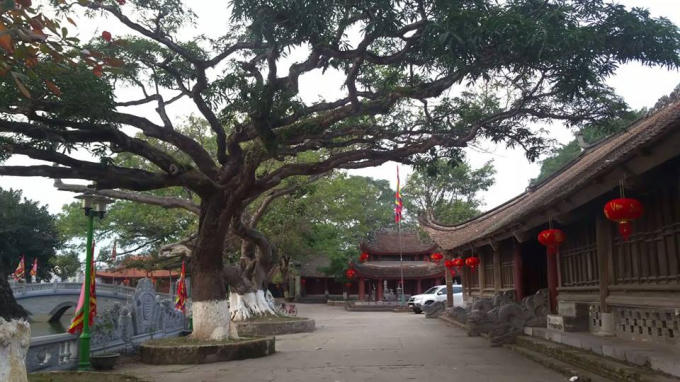 Đình làng Đồng Kỵ- nơi sẽ diễn ra hội rước pháo đã được trang trí cờ hoa đón hội