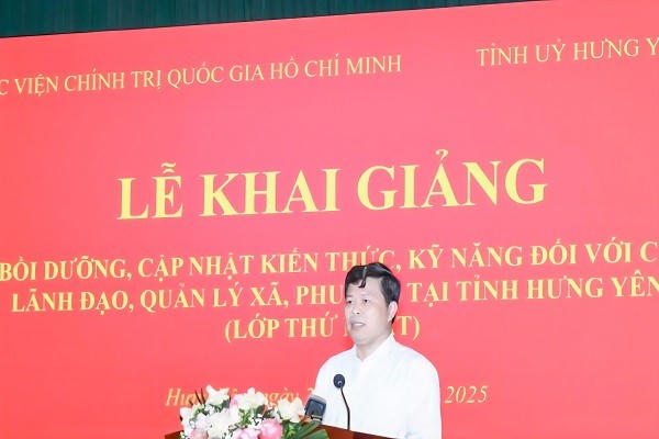 Ông Trần Quốc Toản, Phó Bí thư Thường trực Tỉnh ủy Hưng Yên phát biểu tại lớp bồi dưỡng kiến thức.