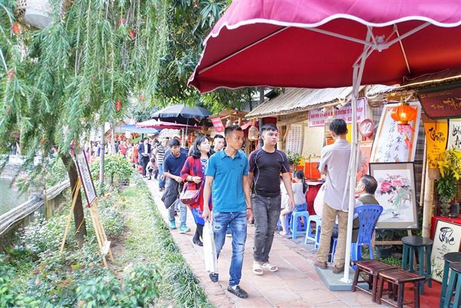 Du xuân, xin chữ tại Văn Miếu-Quốc Tử Giám đã trở thành một nét đẹp văn hóa truyền thống trong những ngày đầu năm. Ảnh: Khánh Hòa/ TTXVN phát