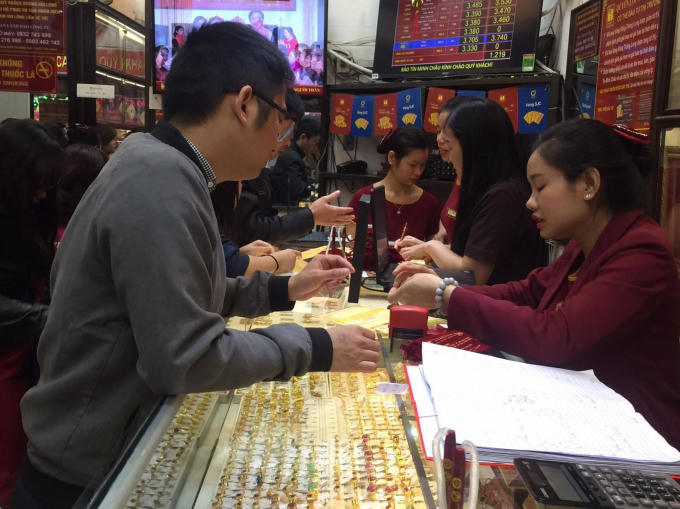 Nhiều người đến sớm chọn mua vàng cầu may vì sợ tình trạng xếp hàng hay cháy hàng không có vàng để mua.