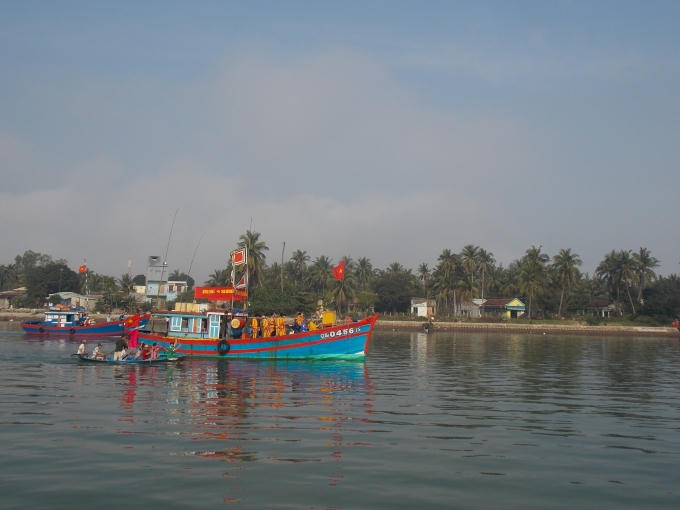 Ngư dân đưa thuyền ra cửa biển để rước thân cá Ông vào lăng Ngư Ông.