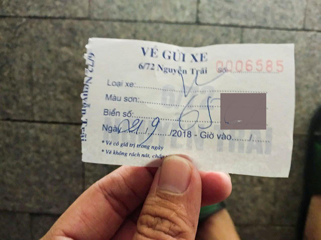 Vừa chiếm dụng trái phép không gian hành lang gầm cầu công trình đặc biệt quan trọng, chủ bãi xe trái phép còn ngang nhiên treo biển mời khách, in vé thu tiền tới 20 nghìn đồng mỗi xe máy. Hoạt động của bãi gửi xe cũng khiến khu vực trước khu tổ hợp trung tâm thương mại - căn hộ thường xuyên trong tình trạng lộn xộn.