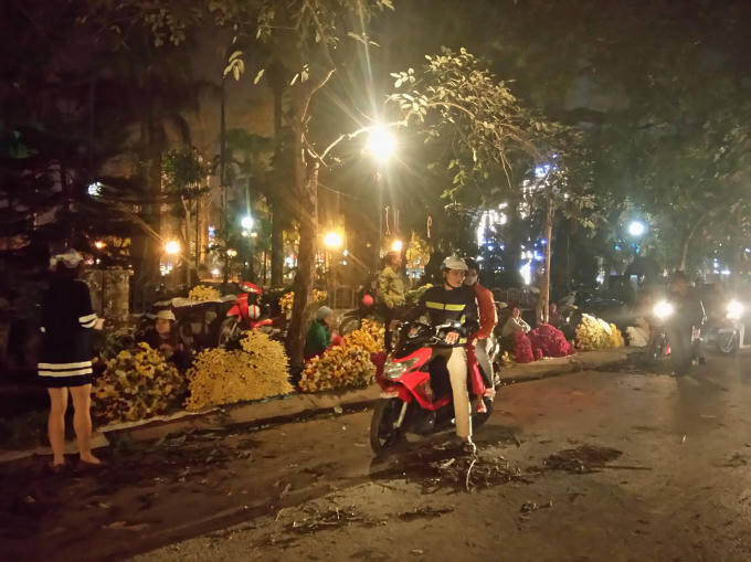 Nhiều người dân mang hoa của nhà lên ngồi bán từ sớm.