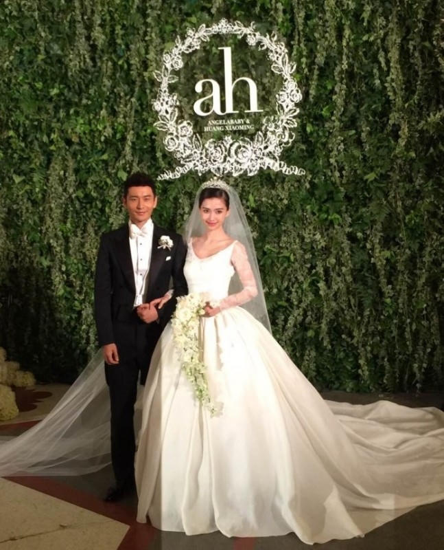 Trong đám cưới, Angelababy diện váy cưới dài 35m của Dior trong vòng 5 tháng, dựa trên ý tưởng của chính cô dâu. Hoa cưới của cô dâu Angelababy được đặt từ nghệ sĩ cắm hoa nghệ thuật người Pháp Eric Chauvin.