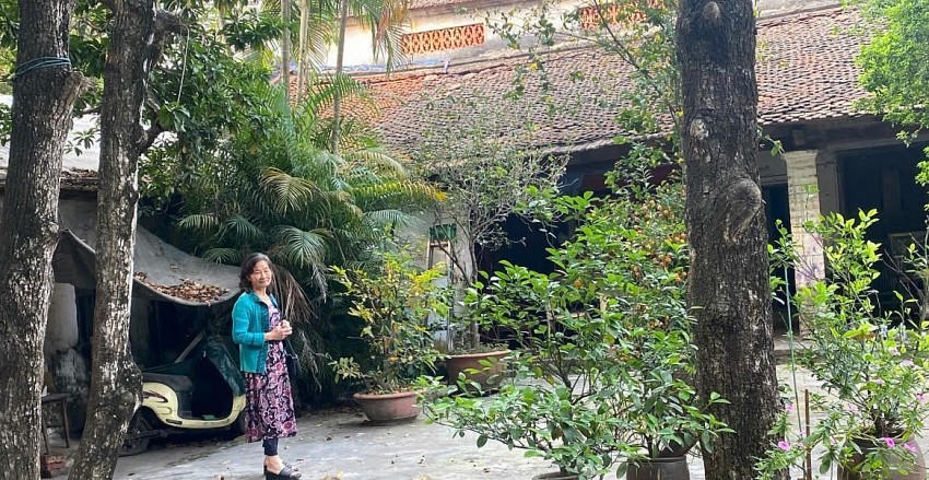 Theo bà Hoàng Thuý Khanh, căn nhà và mảnh đất trên thuộc sở hữu của các cá nhân, theo thừa kế cha để lại cho con.