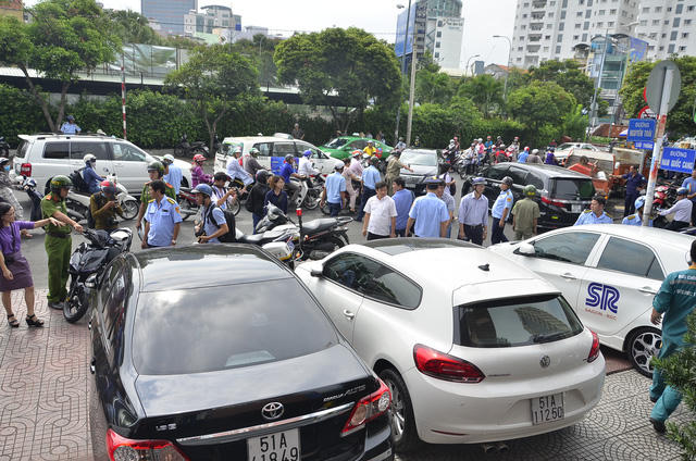 Hàng loạt ô tô đậu trên vỉa hè bị xử phạt trong sáng 20/2.