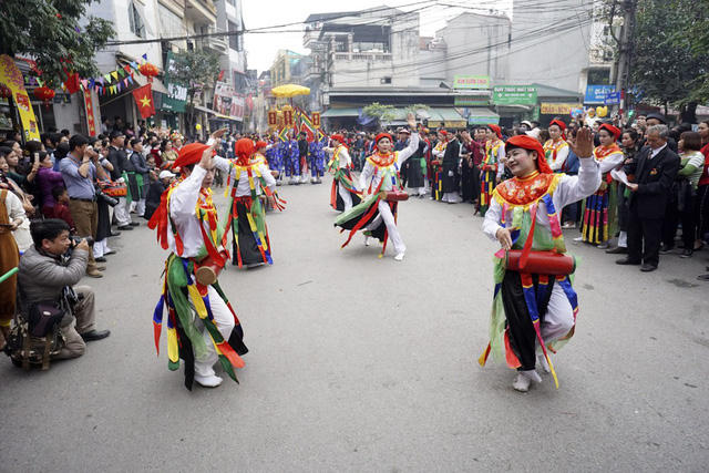 Hà Nội: Trai làng lả lơi trong màn