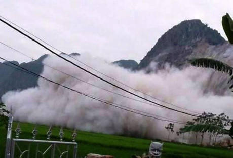 Hiện trường vụ nổ mìn chiều ngày 23/8 tại xã Vĩnh Minh. (Ảnh: Người dân cung cấp)