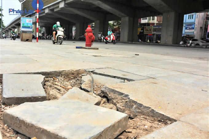 Đá vỡ thành từng mảng lớn.