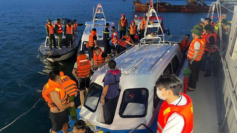 Lực lượng chức năng tỉnh Quảng Ninh nỗ lực ứng cứu, tìm kiếm các nạn nhân trong vụ lật tàu du lịch trên vịnh Hạ Long. Ảnh Nhân dân