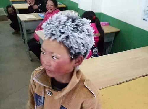 Tóc cậu bé dựng đứng, phủ đầy băng giá. Ảnh: Nhân dân Nhật báo.