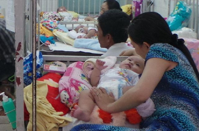 Trẻ em cần được bảo vệ để tránh bị tay chân miệng tấn công