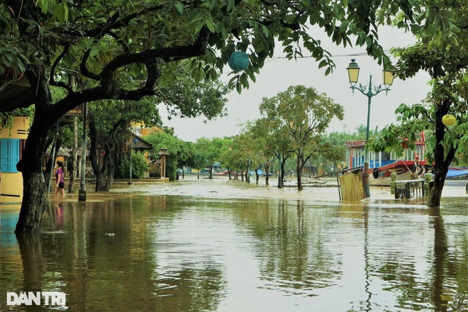 Theo ghi nhận, ngày 18/10, khu vực vòng cung chùa cầu, đường Bạch Đằng, Nguyễn Phúc Chu… ở trung tâm phố cổ Hội An vẫn còn ngập nước lũ.