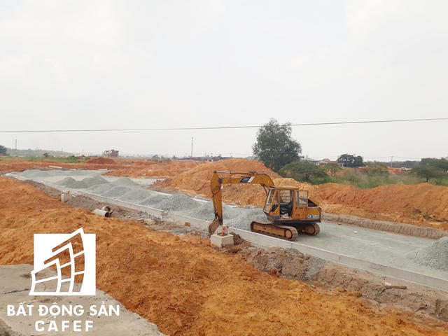 Trên công trường chỉ có đúng 1 chiếc xe như thế này làm việc, còn lại cả một khu vực rộng hàng chục ha không một bóng người