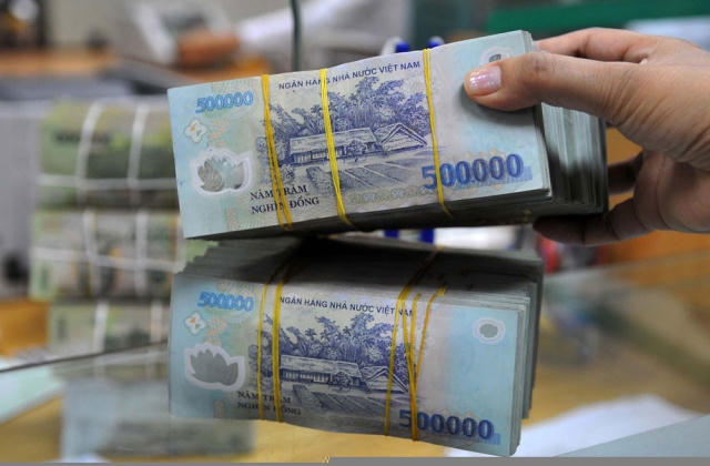 Ngân hàng Nhà nước bơm ròng 74.000 tỷ đồng, lãi suất qua đêm lên 7%/năm