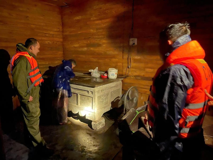 Cán bộ Công an Hà Tĩnh hỗ trợ người dân trong mưa lũ.