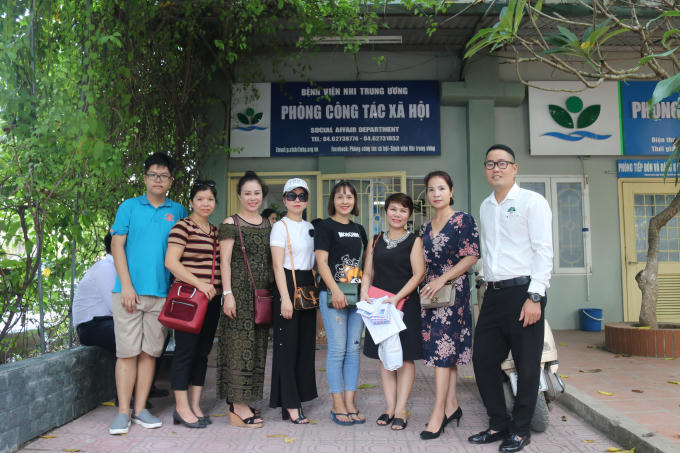 Các thành viên trong quỹ từ thiện Trao tặng Yêu thương đã đến thăm và tặng quà các bệnh nhi tại Bệnh viện Nhi trung ương.