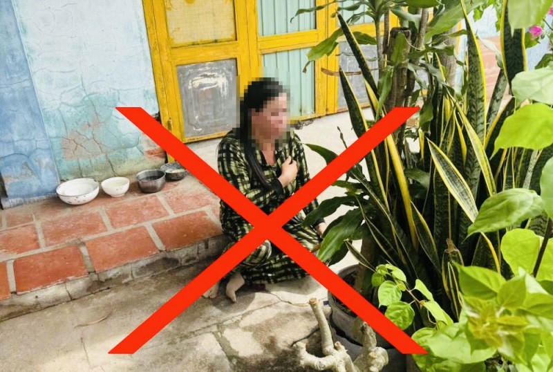 Út diễn lại cảnh bị cướp đánh thuốc mê cướp tài sản tại nhà khi Công an đến khám nghiệm hiện trường.