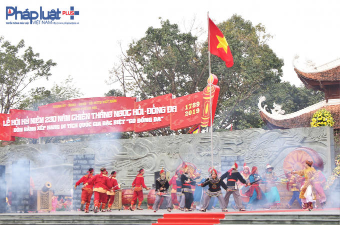 Trong phần hội còn có biểu diễn múa rồng, múa lân, múa võ cổ truyền, múa côn quyền, múa gậy đánh đuổi giặc ngoại xâm…