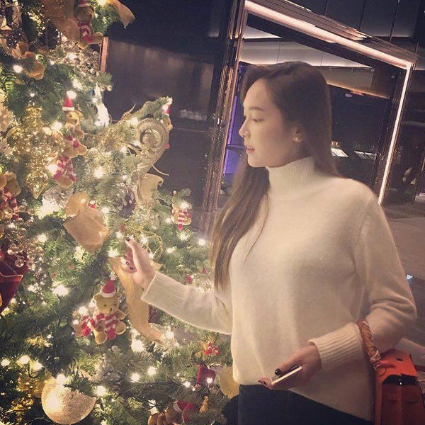 Jessica - thành viên mới bị loại khỏi nhóm cũng không quên post hình bên cây thông Noel. Ảnh: Internet