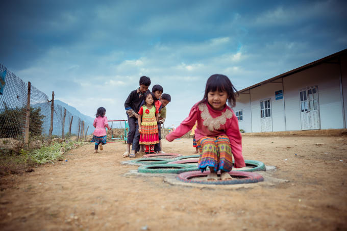 ... hồn nhiên chơi đùa trong sần trường bán trú.