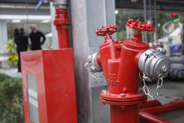 Ngoài ra, mỗi cột thép đều được trang bị thêm bình cứu hỏa đề phòng hỏa hoạn có thể xảy ra bất cứ lúc nào. Ảnh: Như Trường.