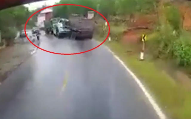 Clip: Xe cứu hộ biến dạng sau khi bị xe tải “húc” trực diện